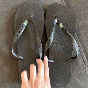 Men’s Havianas Flip Flops Black Size 10-11 Like New